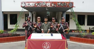 যশোরে ৬ স্বর্ণের বারসহ পাচারকারী আটক